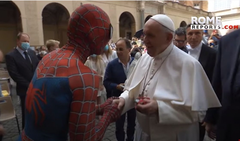 Spiderman Se Rukovao S Papom Franjom U Vatikanu Dao Mu I Poklon