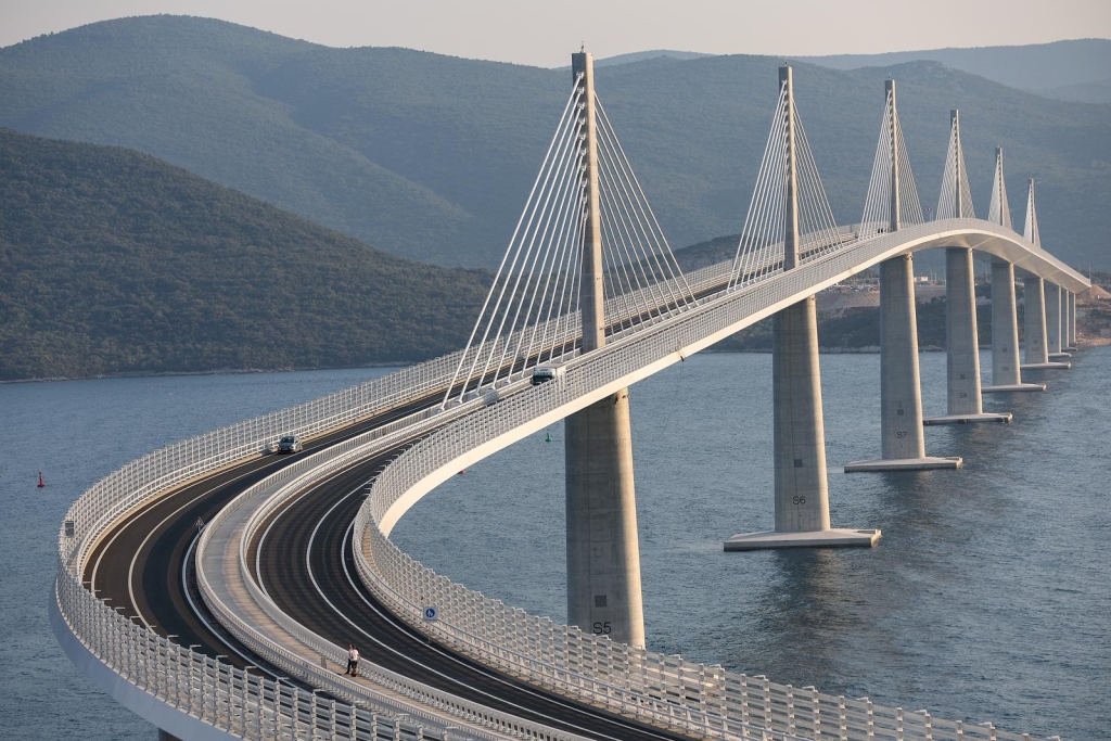 Zbog Pelje Kog Mosta Drasti No Pao Promet Na Izlazu I Ulazu U Hrvatsku