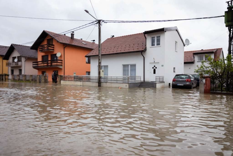 Mladi Volonteri E Pomagati Stanovni Tvu Koje Je Pogo Eno Poplavama U