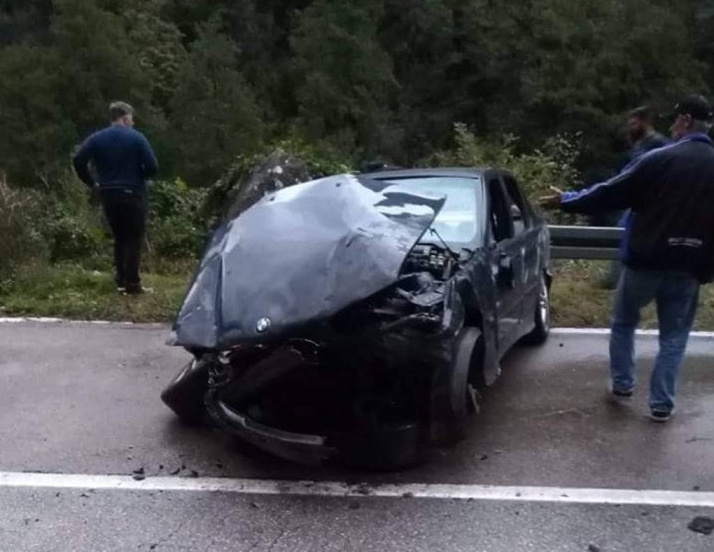 BMW udario u betonski zid vozač teško povrijeđen