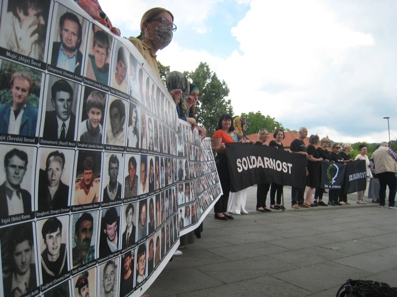 Mirni protest "Žena Srerenice" u Tuzli