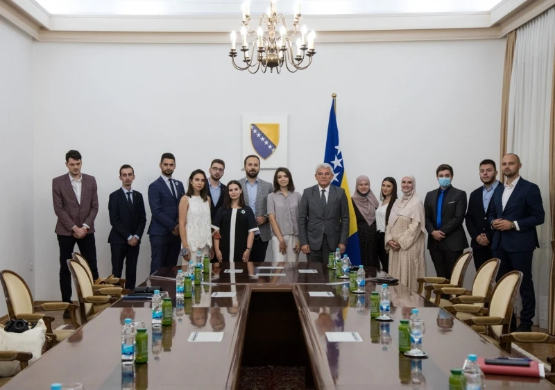 Šefik Džaferović s polaznicima Ljetne škole diplomatije
