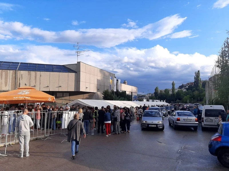 Zetra, redovi za vakcinaciju 