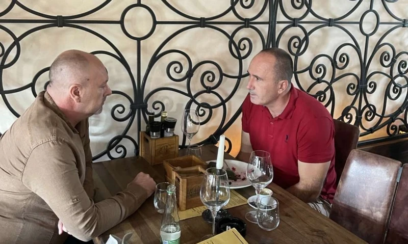 Neformalni razgovor Skopljaka i Hadžića