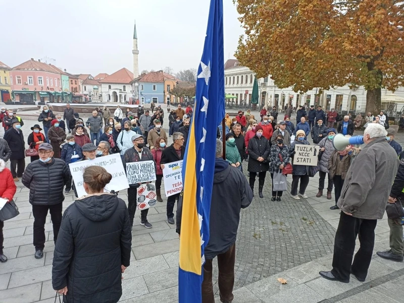 Protest penzionera u Tuzli