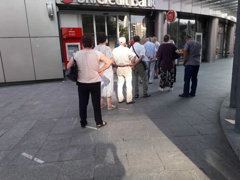 Penzioneri pred bankom 