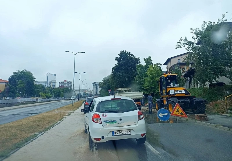 Tuzla: Pukla vodovodna cijev