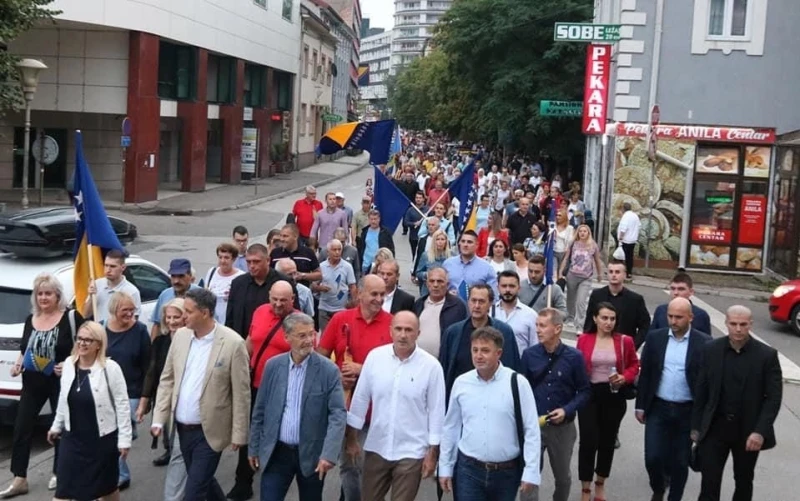 Šetnja Denisa Bećirovića u Tuzli