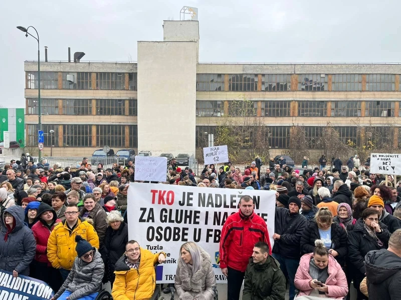 protest osoba sa invaliditetom ispred zgrade Vlade FBiH