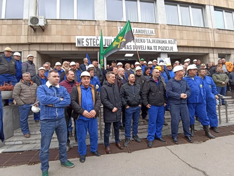 Rudari ispred upravne zgrade "Kreke"