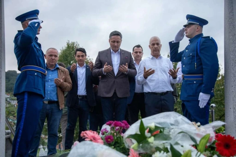 Denis Bećirović odao počast
