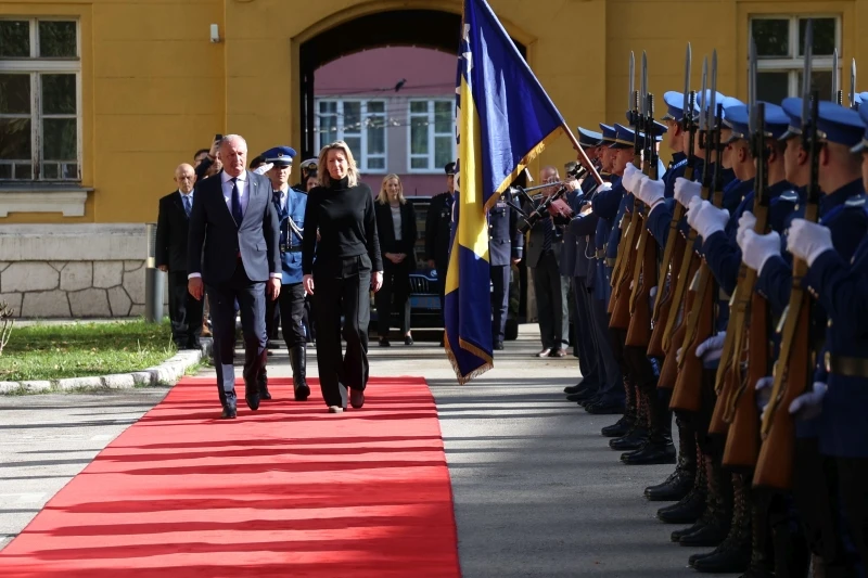 Kajsa Ollongren, ministrica odbrane Nizozemske, Zukan Helez
