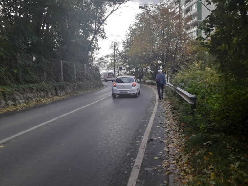 U Ulici Kraljice Jelene U Novom Gradu Pješaci Su Prisiljeni Hodati ...