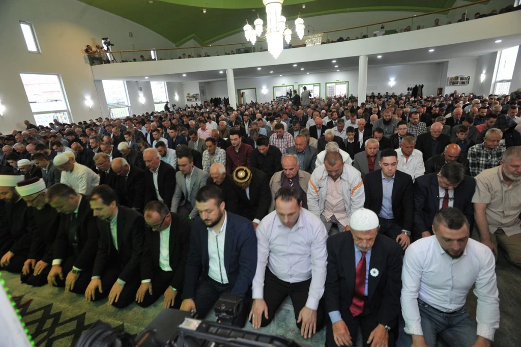 Džamija "Kralja Abdulaha" u Tuzli: Klanjan bajram-namaz