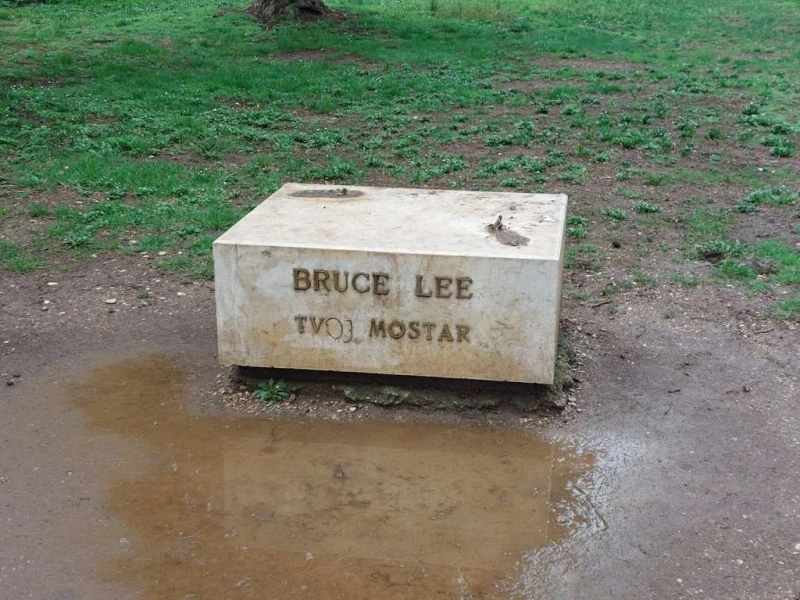 Bruce Lee, postolje, Mostar