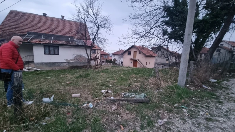 Nedim Salaharević pored srušene ograde