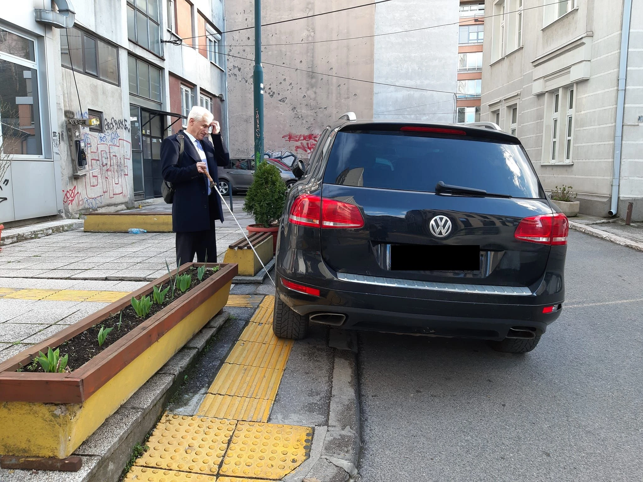 Auto parkirano ispred Udruženja slijepih KS