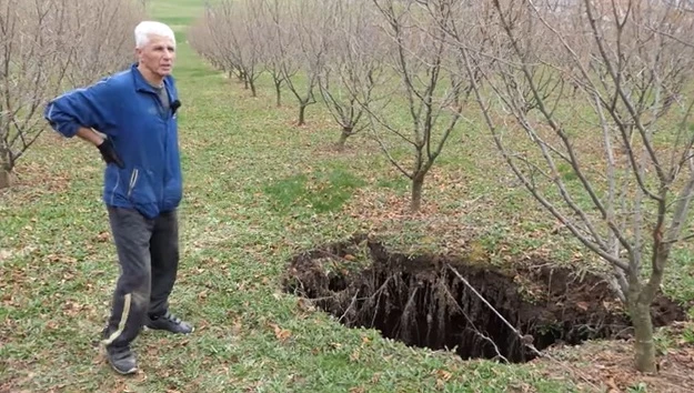 Mirsad Zulum pored rupe