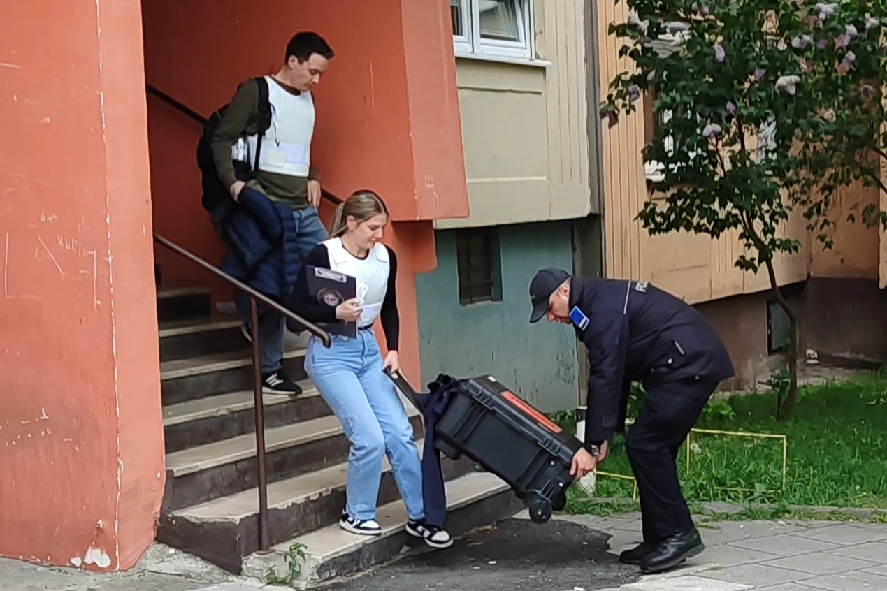 Policija iznosi dokazni materijal