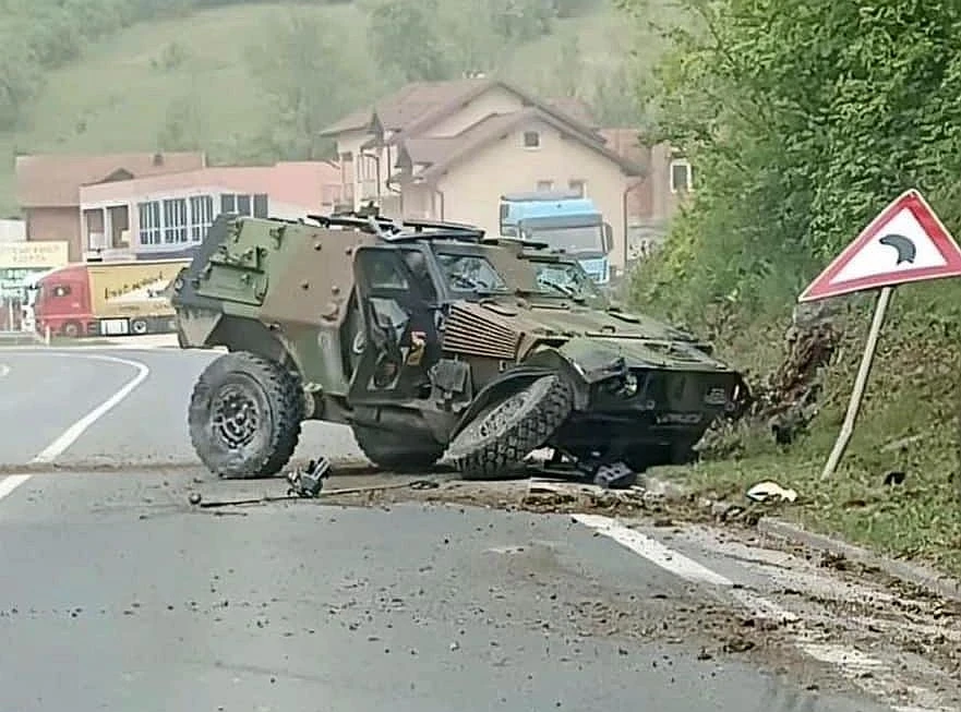 Vozilo udarilo u znak pored ceste