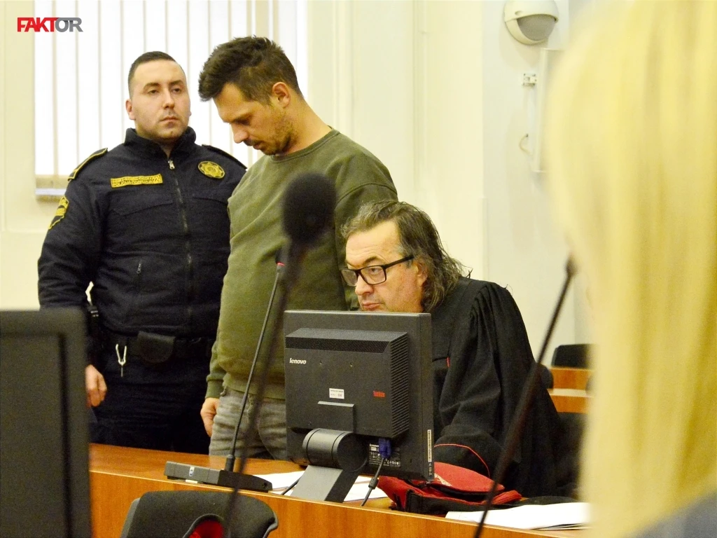 Anel Bećirović s advokatom u sudnici