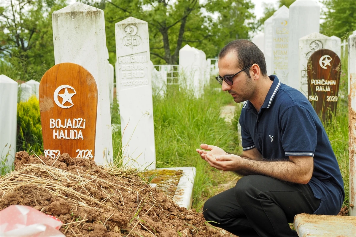 Muhammed Bojadži pored majčinog mezara