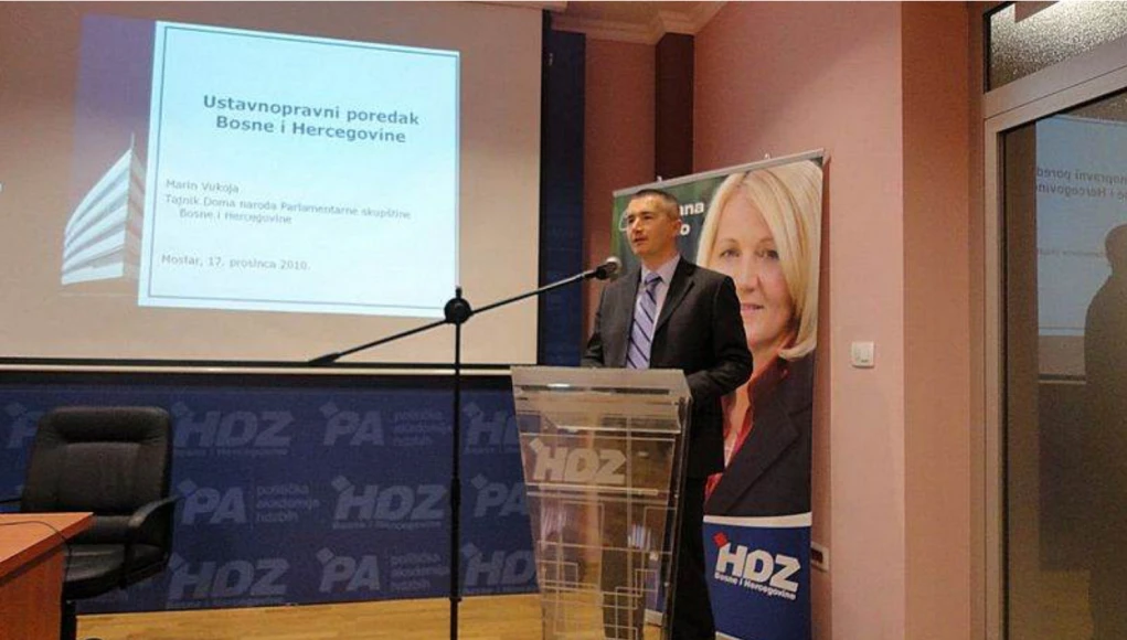 Marin Vukoja kao predavač na jednom od HDZ-ovih skupova