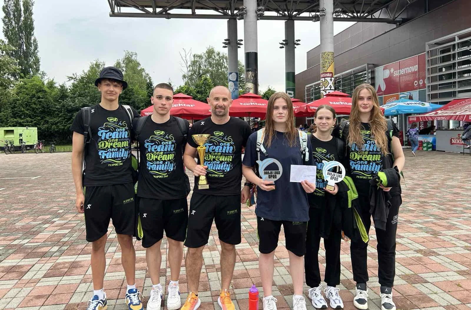 Plivačka petorka PK Sport time sa trenerom, ispred svih u Banjoj Luci