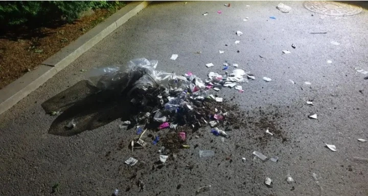 Smeće koje je dospjelo zakačeno za balone