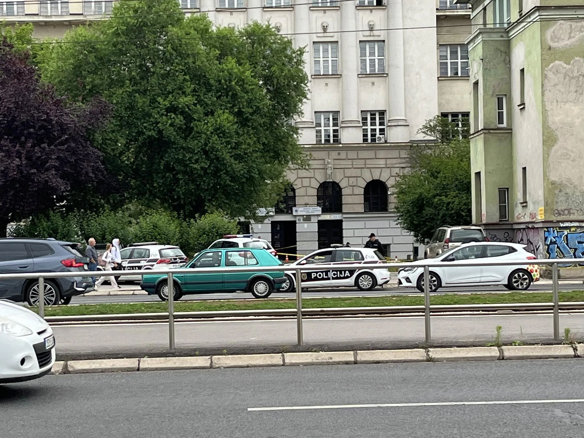 Policija ispred Srednje mašinske tehničke škole u Sarajevu