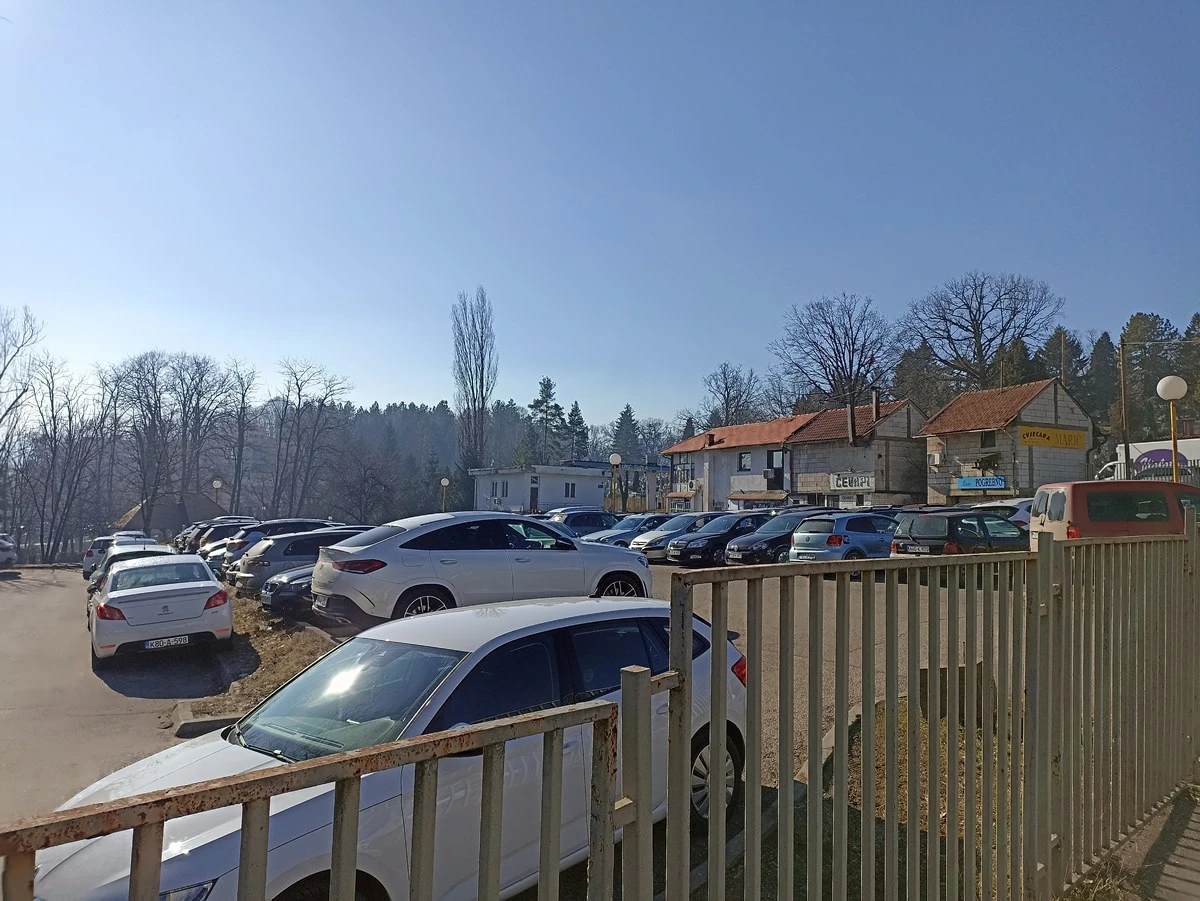 Lokacija za novu garažu na ulazu u UKC Tuzla
