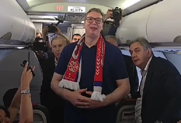 Predsjednik Srbije ušao u avion da pozdravi fudbalere