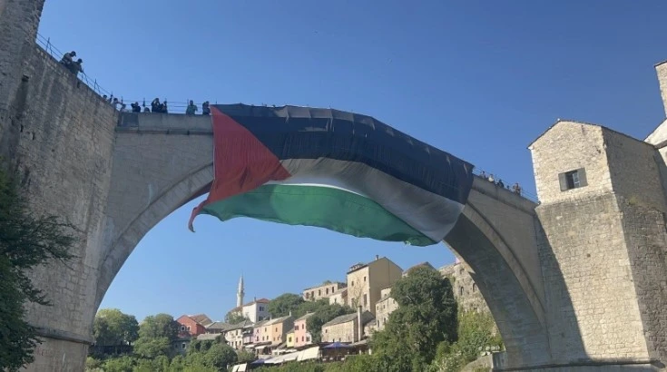 Palestinska zastava na Starom mostu u Mostaru