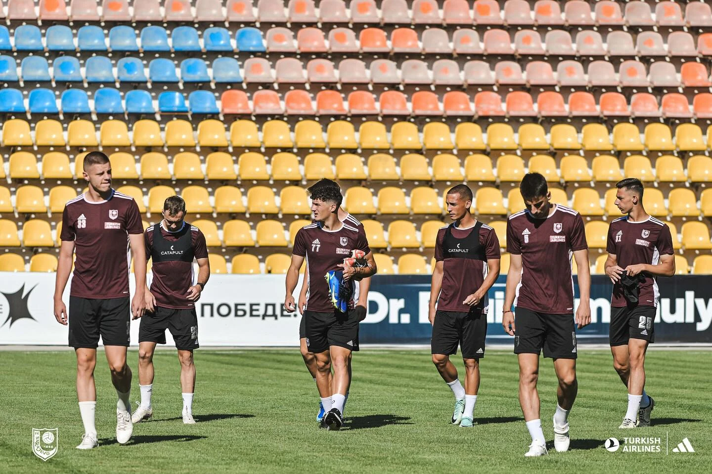 Igrači Sarajeva na travnjaku stadiona u Aktobeu