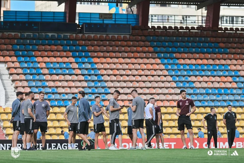 Nogometaši Sarajeva na terenu stadiona u Kazahstanu