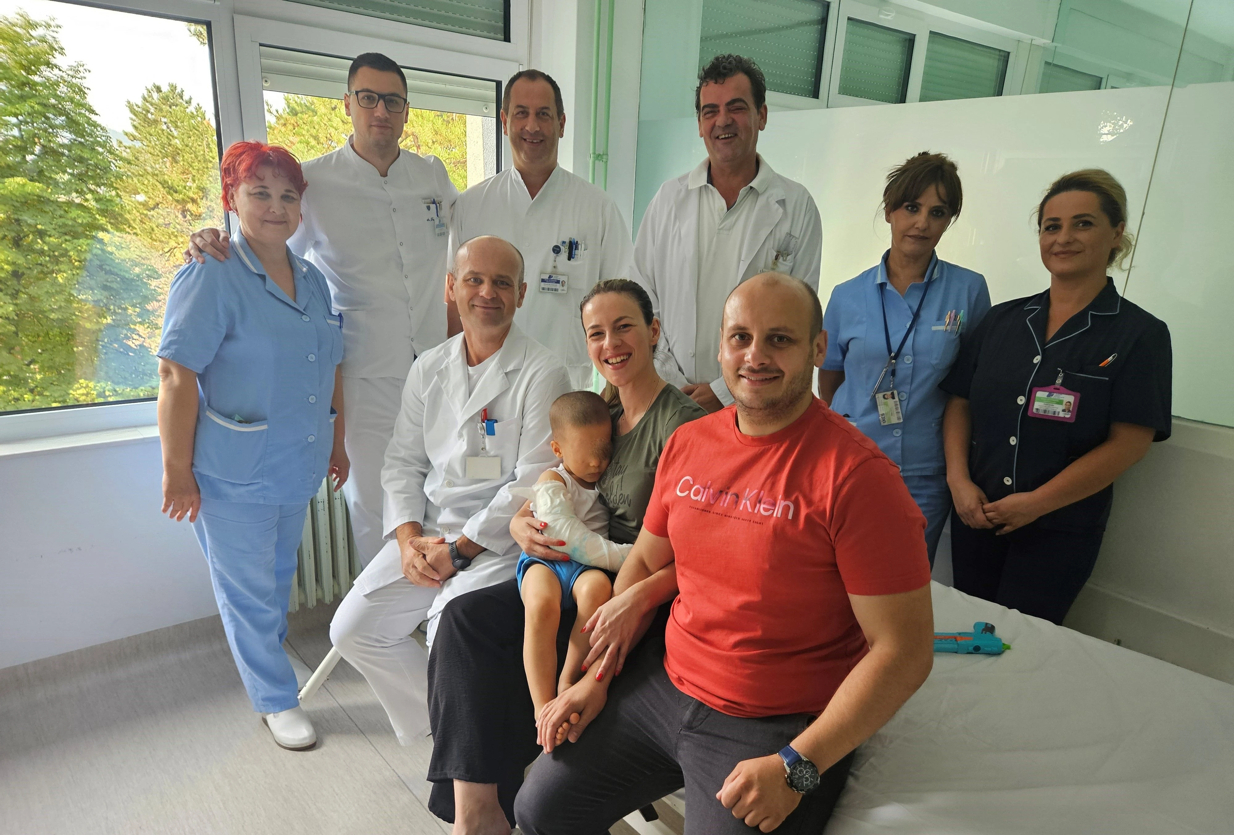 Dječak s roditeljima i ljekarima KCUS-a