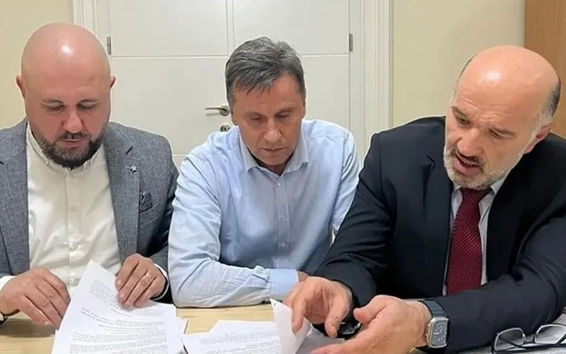 Novalić s advokatima Jahićem (lijevo) i Senadom Pećaninom