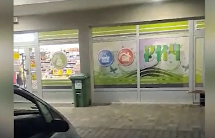Ubijen ispred ove prodavnice