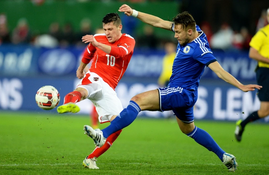 Ermin Bičakčić u duelu sa Zlatkom Junuzovićem / Austrija - BiH 1:1