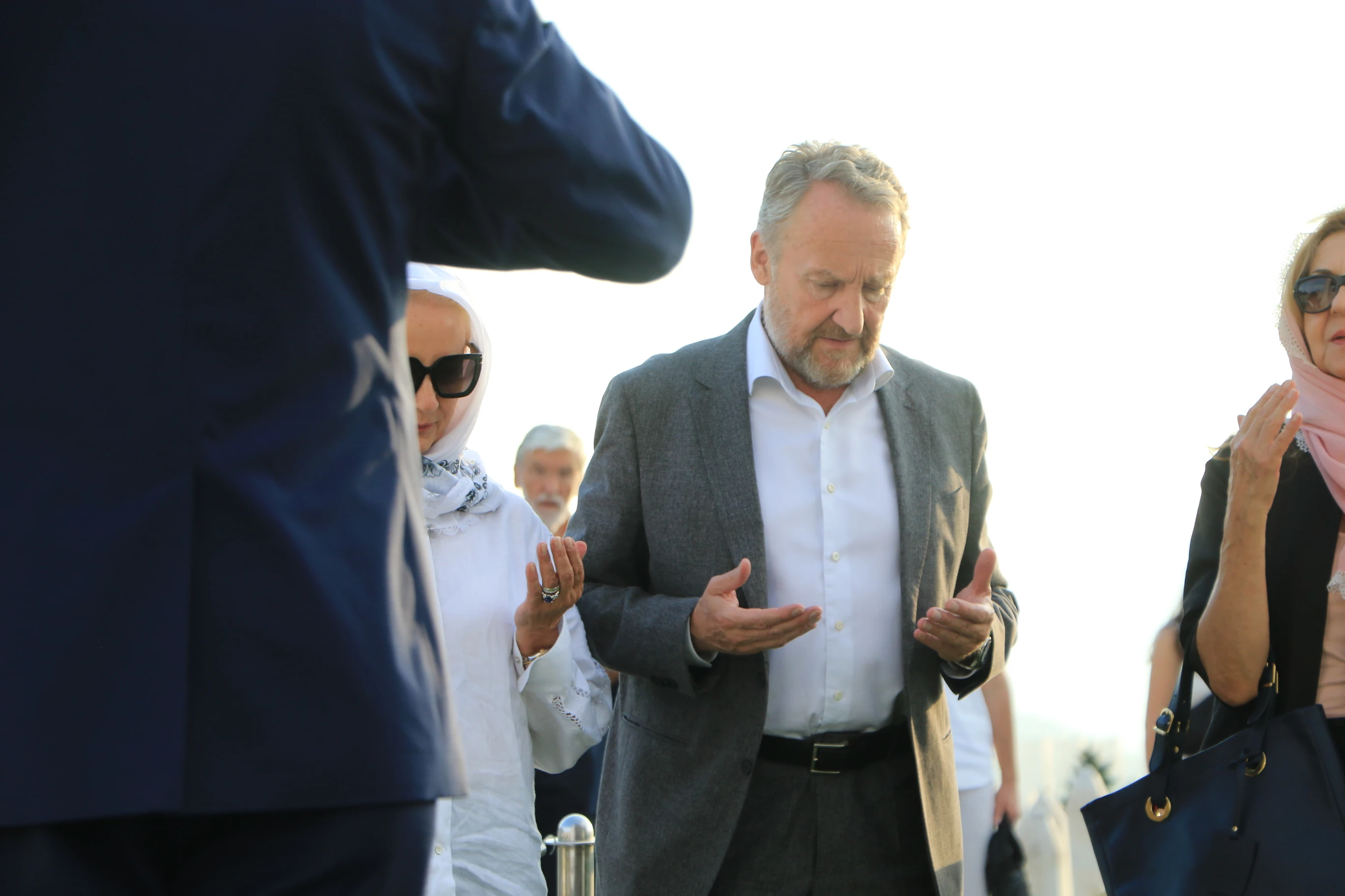 Bakir Izetbegović na mezarju Kovači