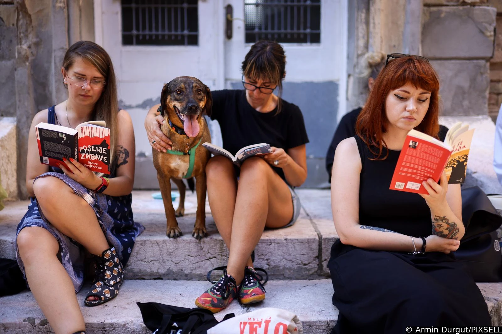 Okupljanje građane u znak protesta ispred Nacionalne biblioteke
