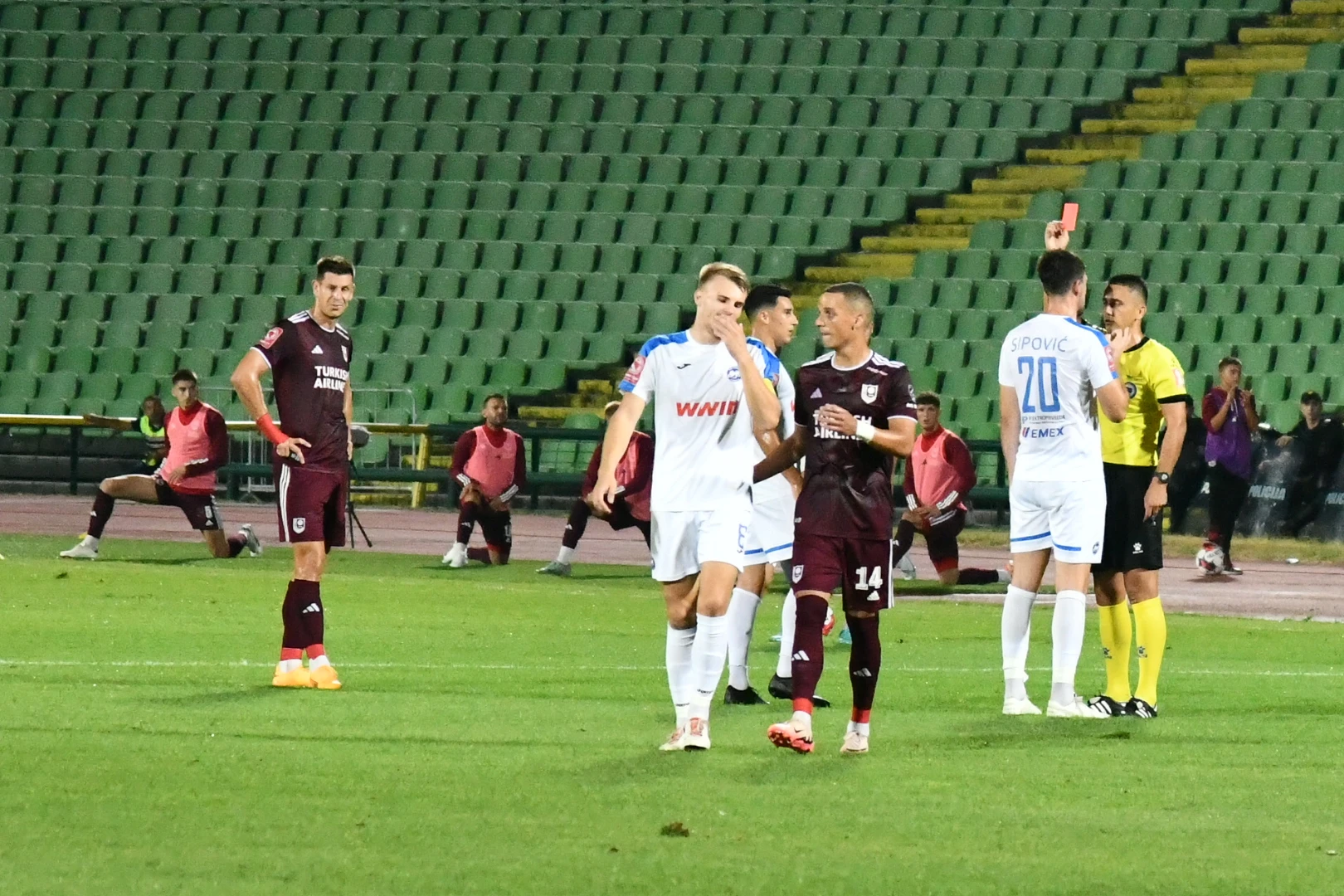 Sivac pokazuje crveni karton Sipoviću