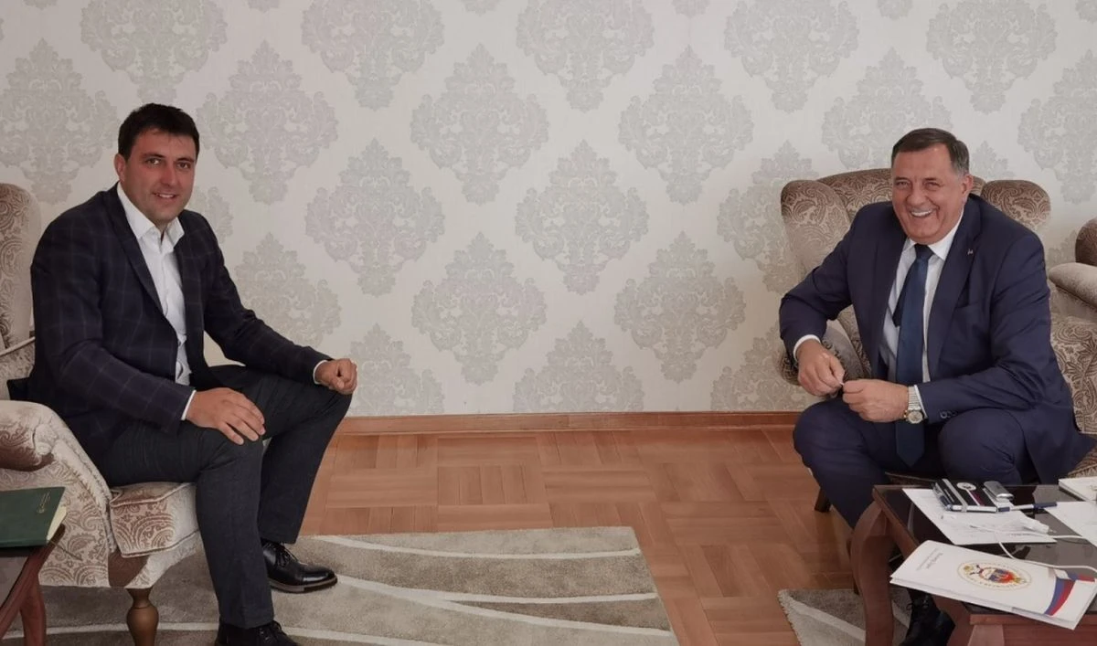 Bašević sa stranačkim predsjednikom Dodikom