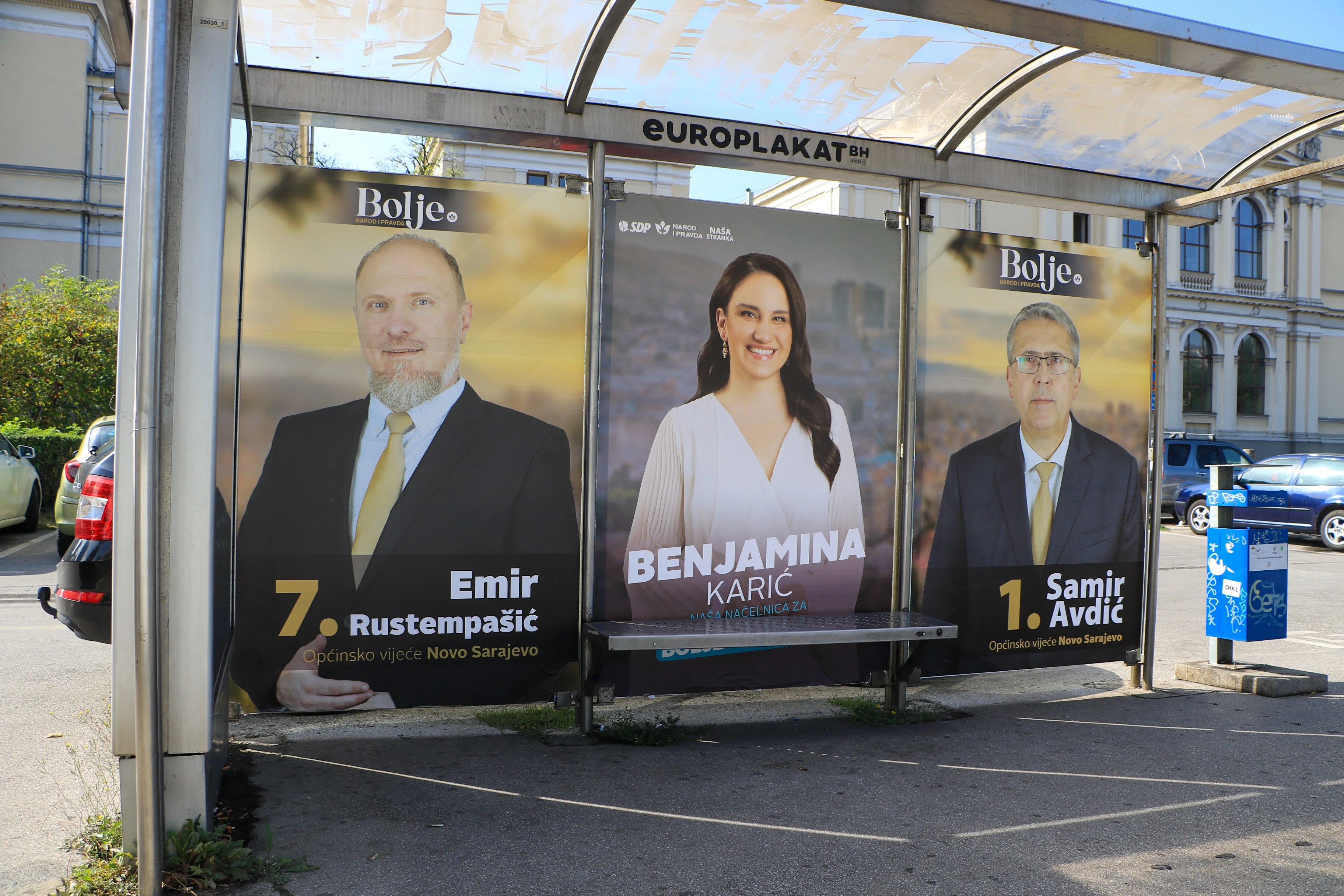 Dobro poznata lica smiješe se sa plakata