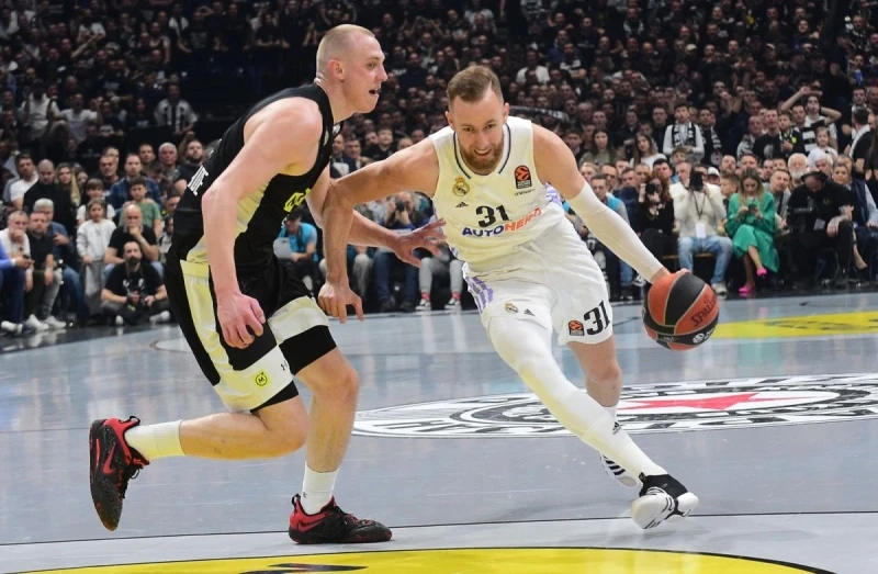 Alen Smailagić u duelu sa Džananom Musom