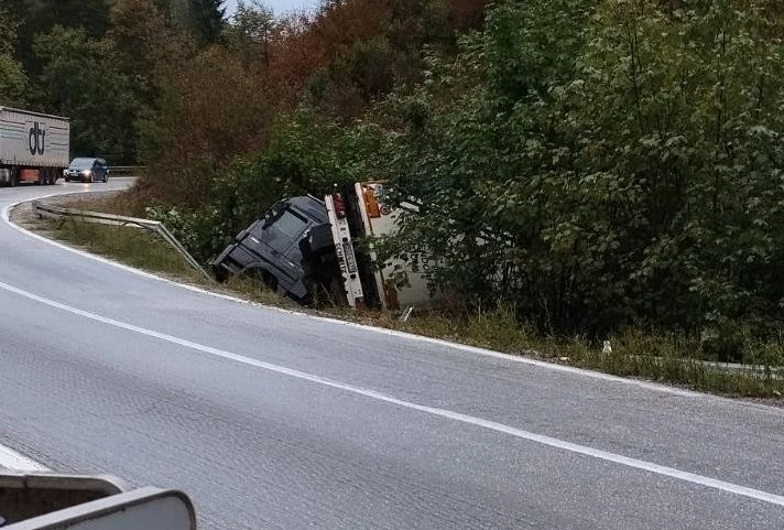Šleper sletio s ceste