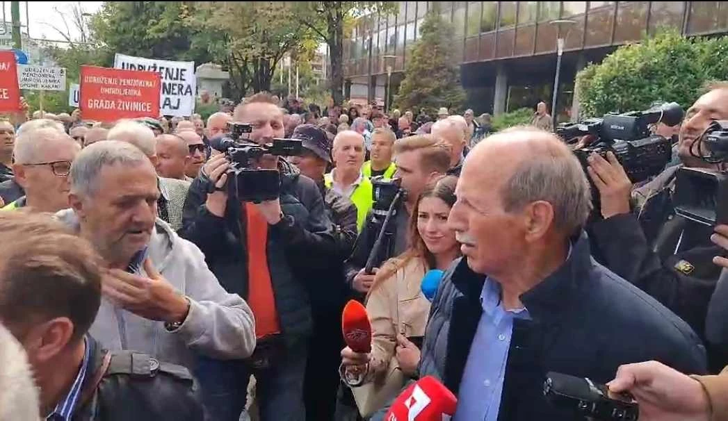 Mehić sa kolegama penzionerima nakon sastanka u Vladi FBiH