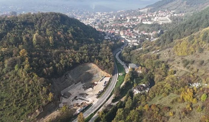 Veliko gradilište na ulazu u stari dio Travnika, investitor uklonio dio brda