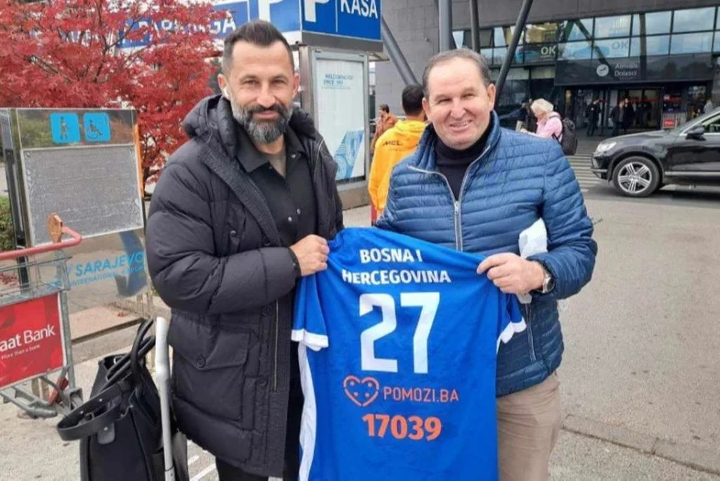 Salihamidžić i Sinanović na aerodromu sa dresom