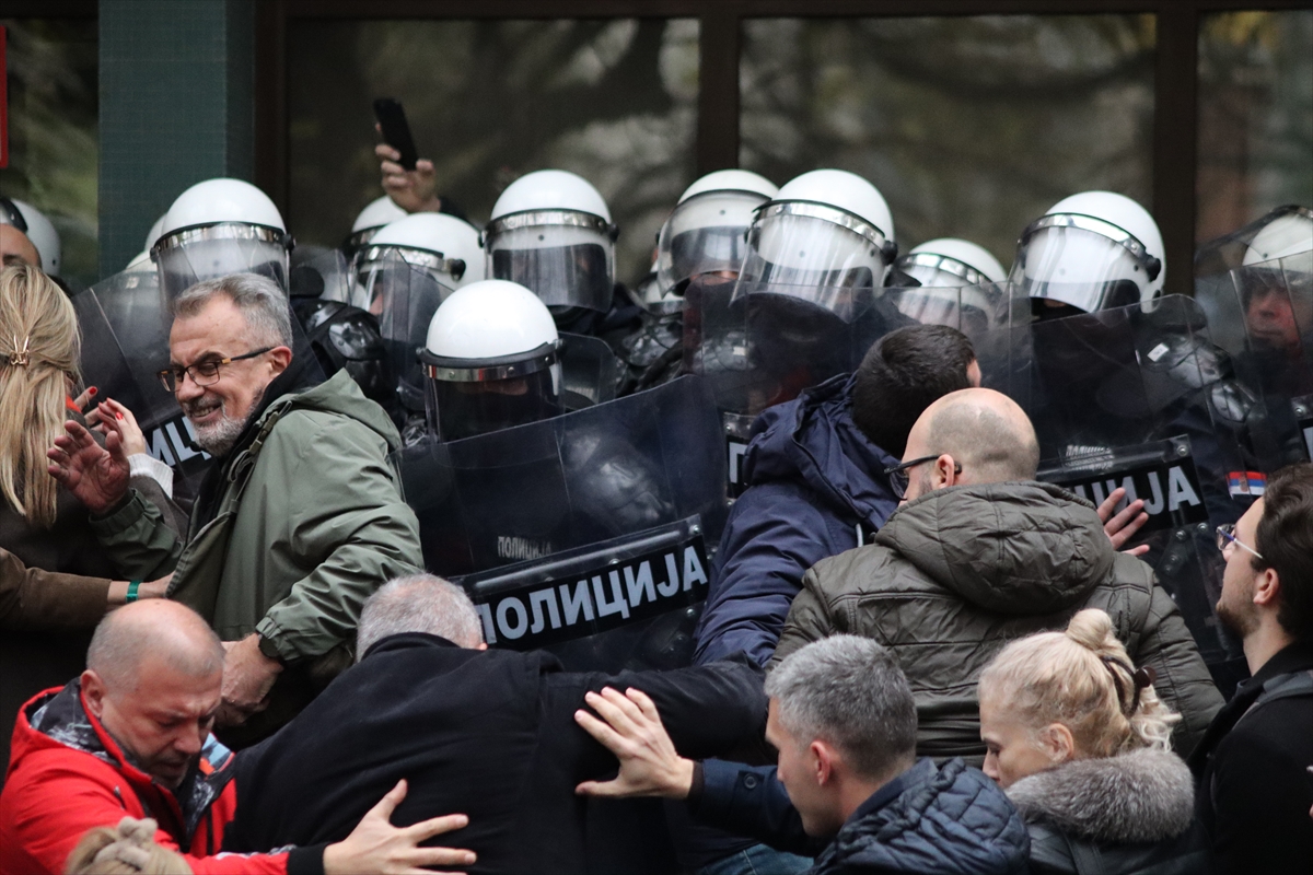 Okršaj zastupnika i odbornika s policijom od ranih jutarnjih sati